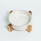 Tazón de cerámica con base de madera para mascotas